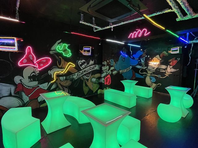 店内中がネオン!_Amusement Bar Samurai アミューズメントバー サムライ 神戸三宮