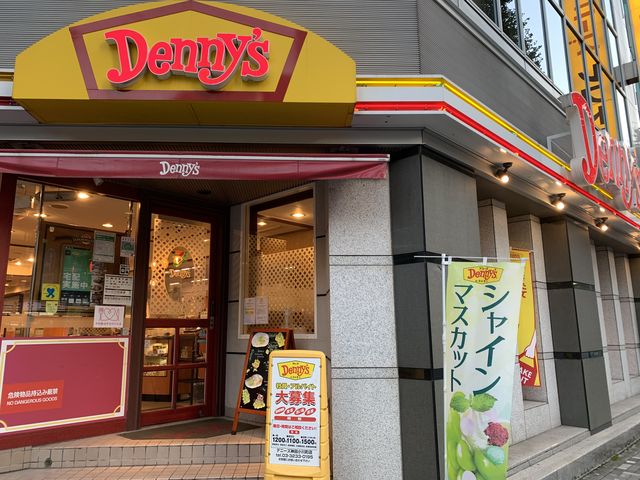 黄色が目立ちました_デニーズ 神田小川町店