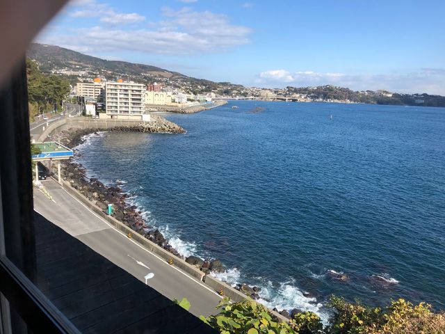 広い窓からの眺めは絶景の一言。_自然薯処 麦とろ童子