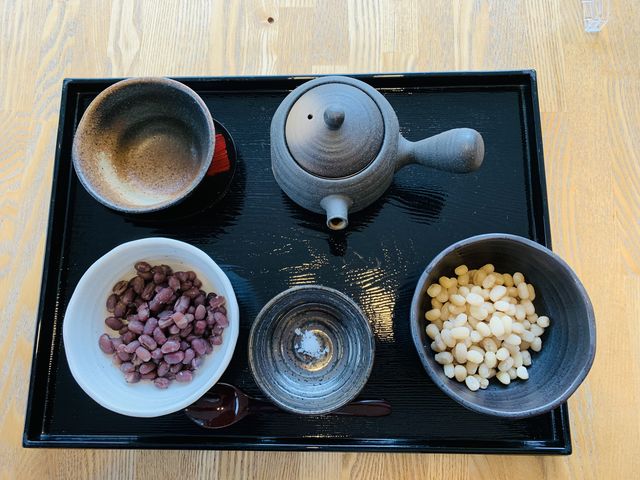 赤と白い小豆の食べ比べができます。砂糖無しの蒸し小豆で、小豆本来の味と貴重な白い小豆を食べられます。_御座候 本社工場
