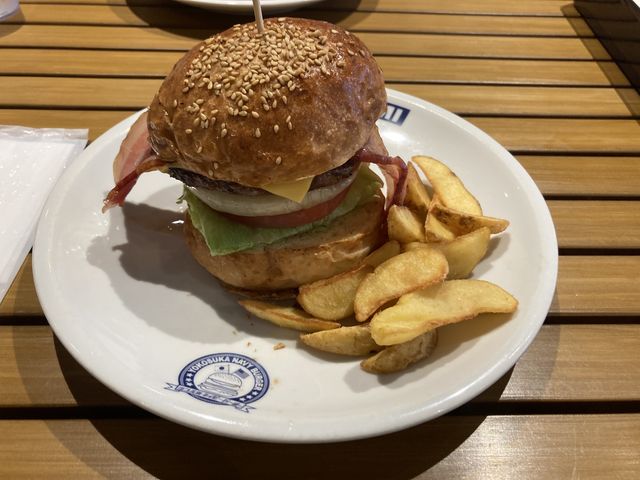出来立てのはずなのに、冷たいハンバーガー。
全てが固いハンバーガー。_TSUNAMI