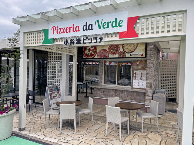 店内の窯でピッツァ職人が焼き上げる、本場ナポリ風ピッツァを提供する「ピッツェリア・ダ・ヴェルデ」。_小谷流の里 ドギーズアイランド