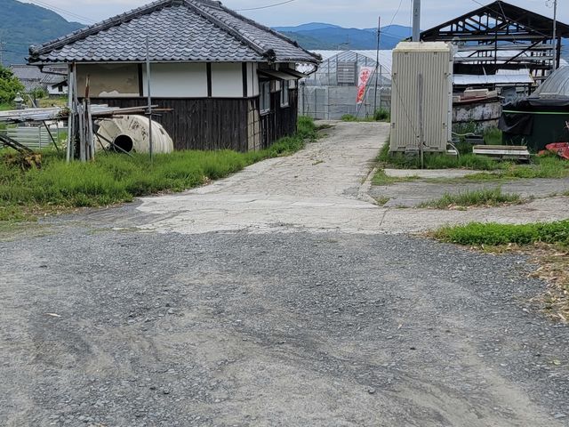 会場前から来た道を見た所。写真小さくなりましたが中央にあるのぼり旗が道にもいくつかありました。_高橋ファーム