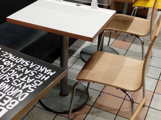 テーブル席_マクドナルド京都駅前店