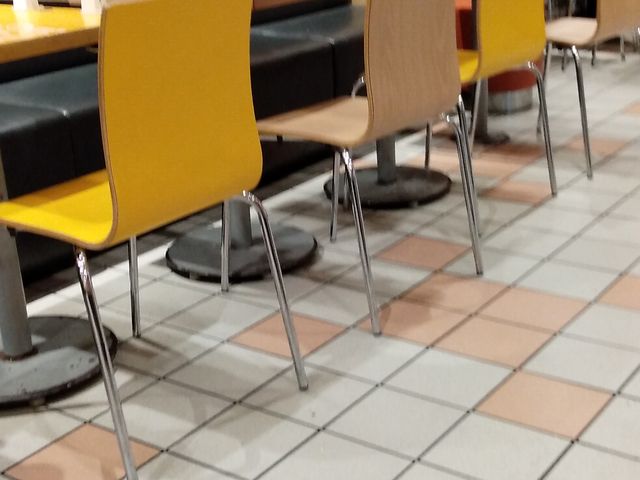 テーブル席_マクドナルド京都駅前店