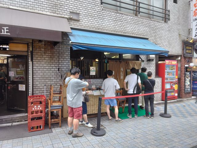 お昼時とあって次から次にお客さんが来ました。_うな正