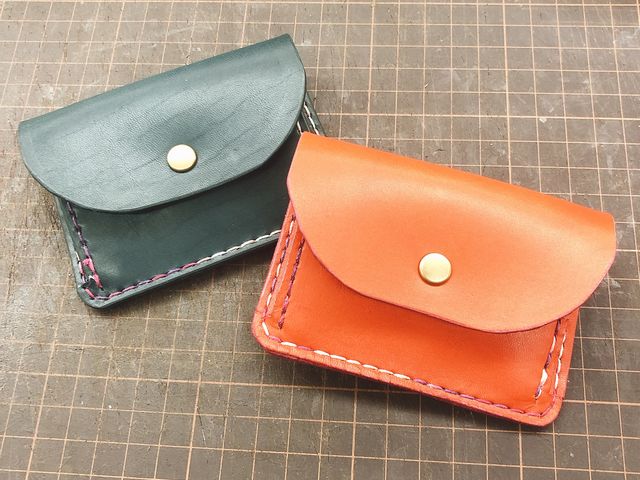 お互いの分を作り合いました♪
革の色、糸の色、金具を選べるので相談して決めるのも楽しかったです!_マコトレザーワークス