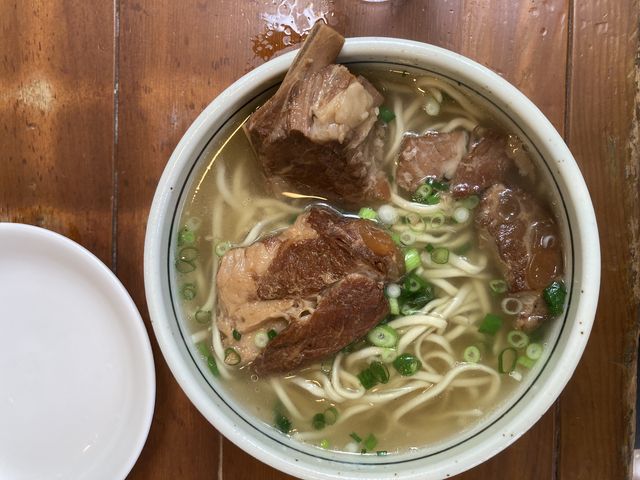ソーキそば¥700!
この肉の量でこの値段はお得♪_あじゃず