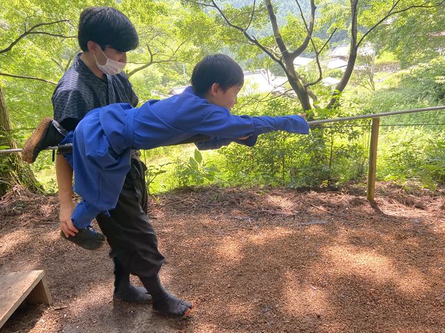 始めは補助してもらいました_赤目四十八滝 忍者の森