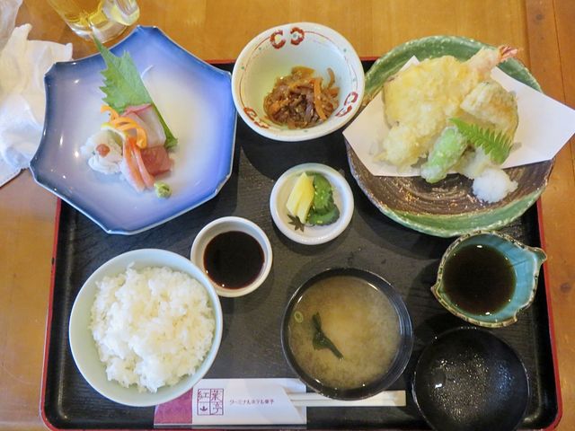 宿泊セットの夕食。美味しかったですが少しボリューム不足?お代わり自由の飯と味噌汁で腹を満たす?_ターミナルホテル東予 紅葉亭