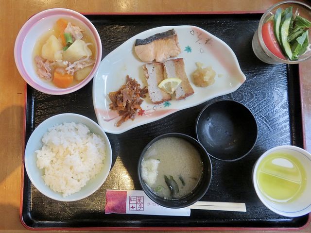 和か洋か選択出来ますが久々に和をチョイス。普通です。_ターミナルホテル東予 紅葉亭