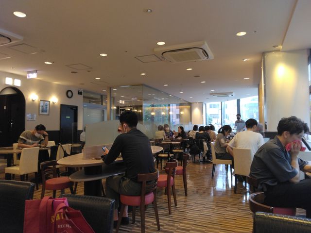 みんな寛いでいます。_カフェ・ベローチェ 上野三丁目店