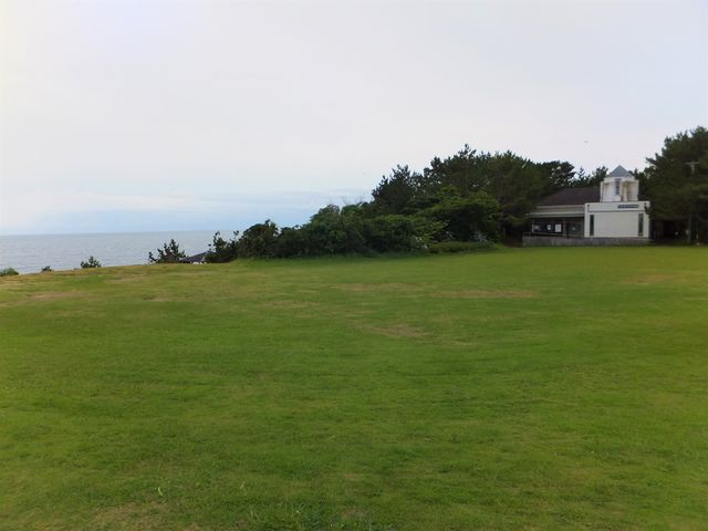 写真右が資料館:海がすぐ近く_安乗埼灯台資料館
