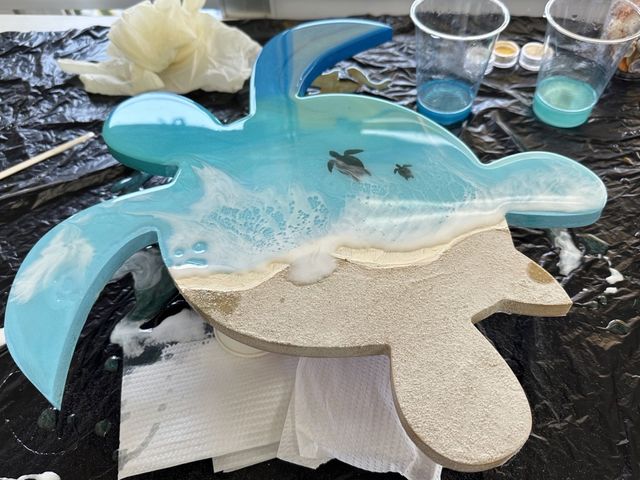 沖縄の青い海とカメの親子_ちゅら波アート工房MIA