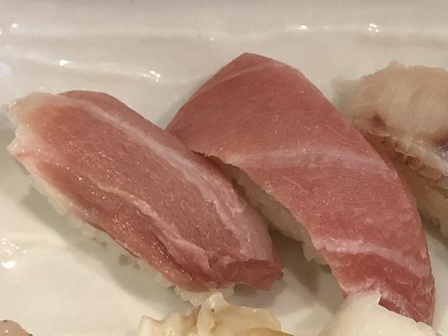 左側が大トロ、右側が中トロ_富寿し 新潟駅前店