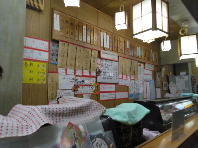 手書きのメニューがレトロでいいですね。_朝市寿司