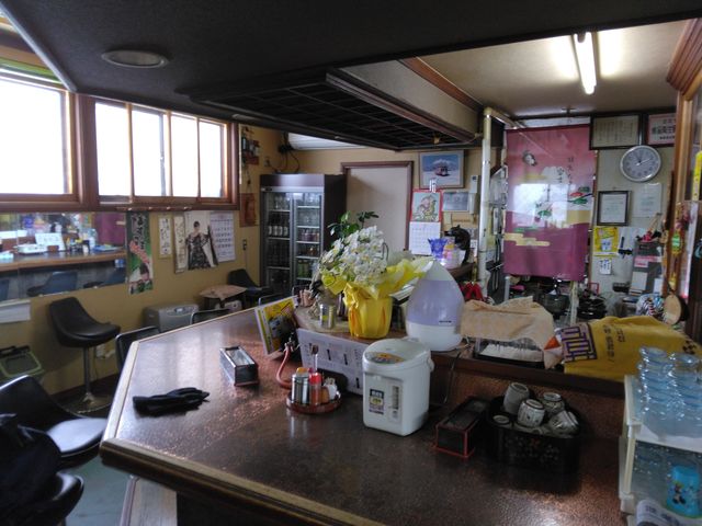 お店は素朴な造りです。_駅前食堂