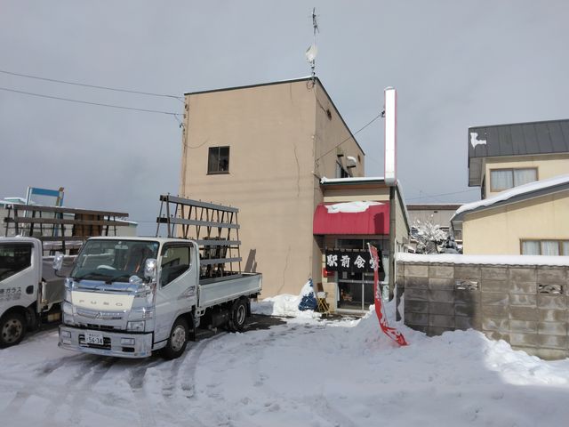 ホルモンとかの焼肉が評判のお店みたいです。_駅前食堂