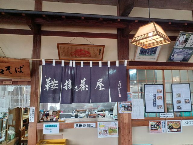 暖簾の向こうが厨房です_馬曲温泉 鞍掛の茶屋