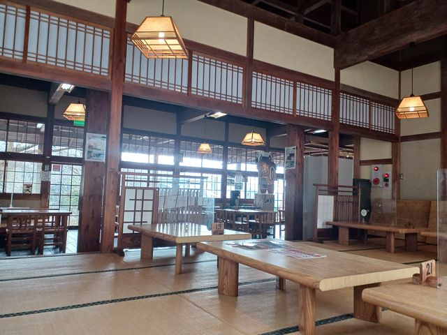 お座敷は30畳ぐらい。テーブル席もたくさんあります_馬曲温泉 鞍掛の茶屋