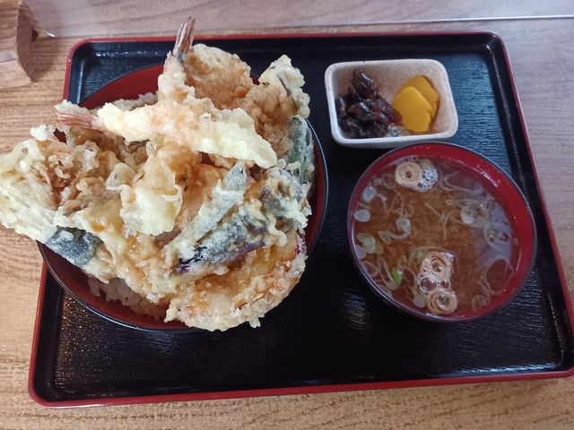天丼も デカイ!。レギュラーなのに 超大盛りです1020円_馬曲温泉 鞍掛の茶屋