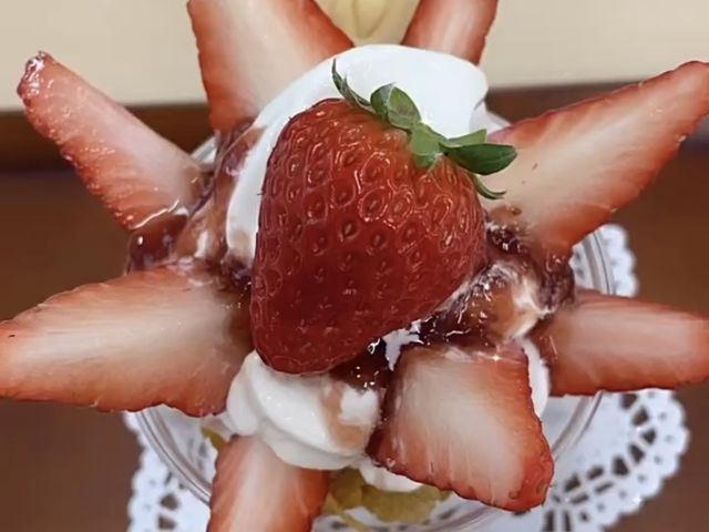 プレミアム苺パフェ
苺が甘くてソフトクリームもミルクプリンも美味しいです。_大坪だんだんファーム