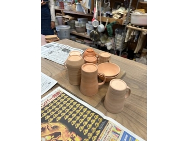 素焼きの陶器から好きなものを選びます_陶房風の丘