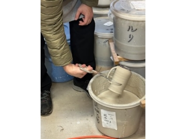 どんな色やデザインにしたいか相談して、それに合った色付け作業しているところです_陶房風の丘