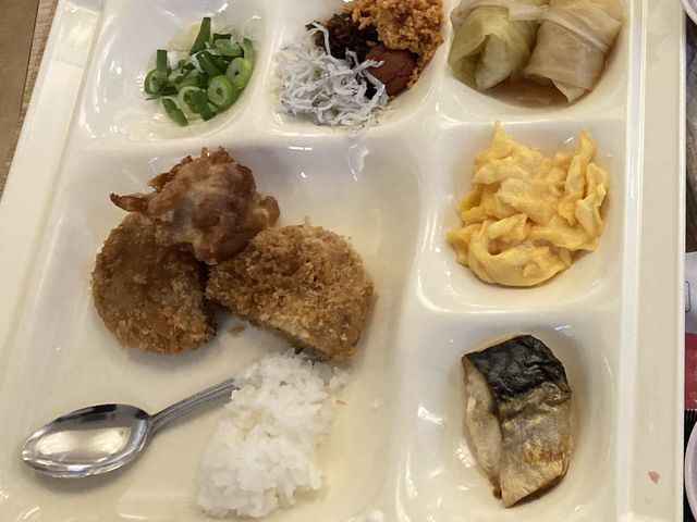 この日食べた一例です。
味噌汁やスープもあります。
ドリンクバーもあります。_ホテル ザ・グランコート津西