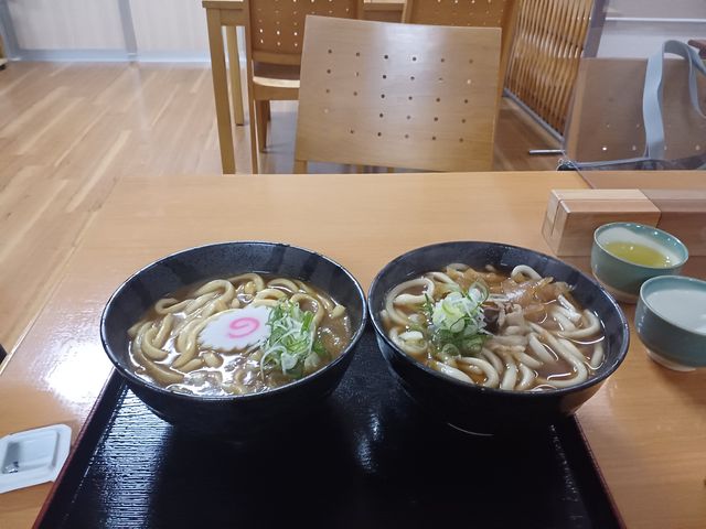 カレーうどん500円。肉うどん550円。 美味しいです!_湯めみの丘
