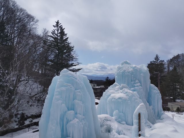 小斉の湯駐車場から見た氷柱_小斉の湯
