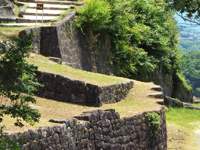 本丸と二の丸を仕切るように屹立する石垣。_苗木城跡