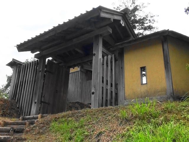 大手門。高根城公園から登ってくると、ここにたどり着きます。_高根城址