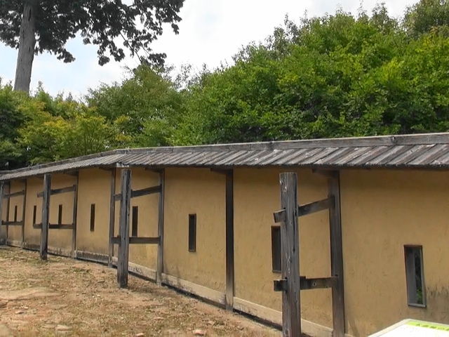 大手門をくぐると狭間がずらり。_高根城址