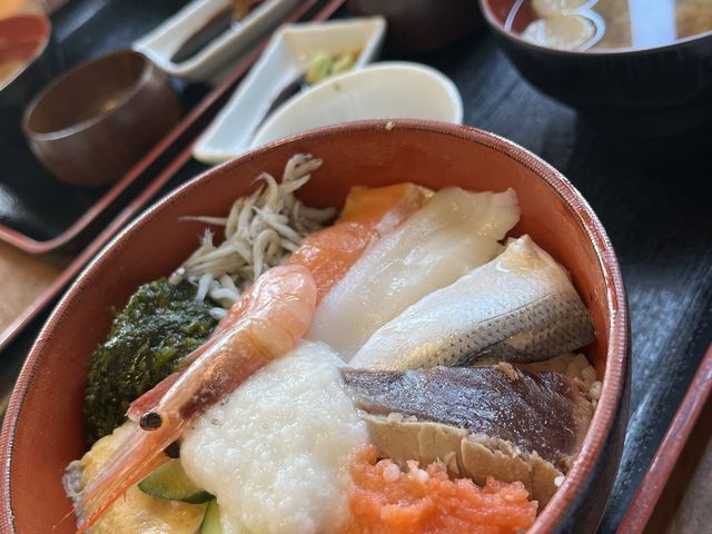 日替り海鮮丼定食(汁、小鉢付)1690円
小鉢はひじきの煮物少々_市場料理 賀露幸