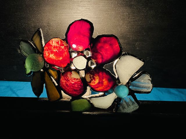 赤い花は貝のチリボタンを使用しています_おうちぎゃらりー・じだいやほんぽ
