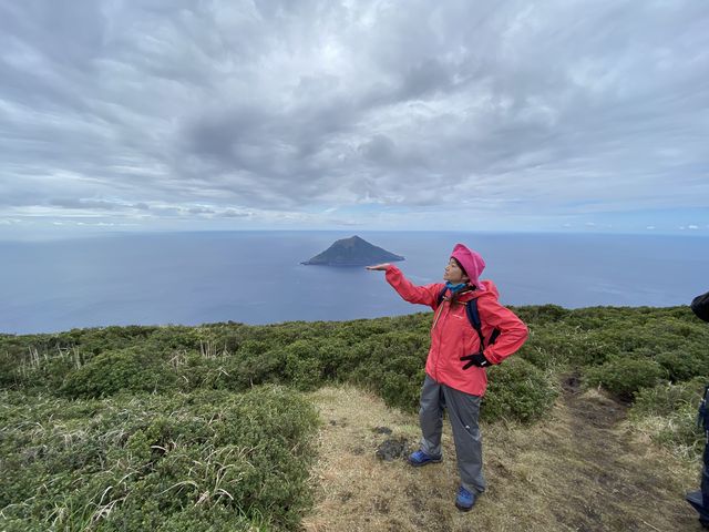 富士の山頂で 八丈小島をヒョイと乗せ。_八丈島自然ガイドサービス 椎"しいのき"