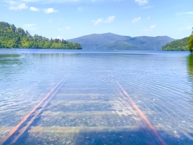 透明度抜群の湖水に透き通る線路_然別湖湖底線路
