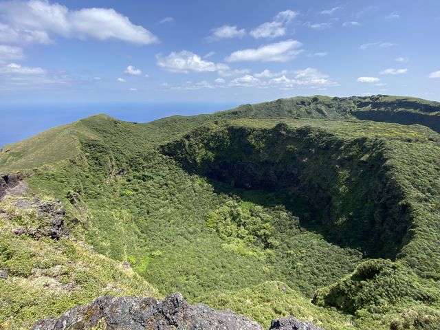 天候が良ければお鉢巡りも楽しい!噴火口は背丈の高い原生林です。_八丈島自然ガイドサービス 椎"しいのき"