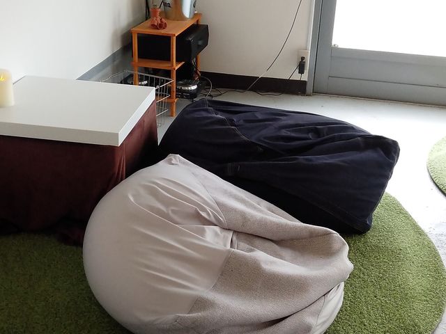 カーペット席_ヒトヲダメニスルカフェ