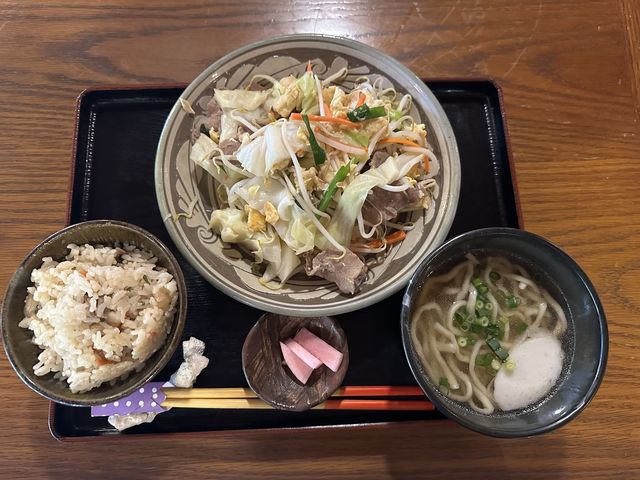 沖縄の炊き込みご飯じゅーしーを初めて食べましたが
病みつきに成る味で沖縄そばとの組み合わせが最高♪_茶処 真壁 ちなー