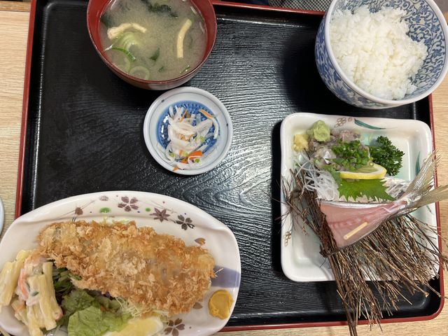 主人は、"口がイワシになってる"!!と言ってたのに、注文する時に、売り切れです。で、鯵づくしに変更。_久慈浜 みなと寿し