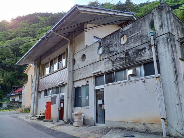 駐車場から150m ほど歩いて行くと右側に見えてくる。目印は赤い郵便ポスト_霊泉寺温泉