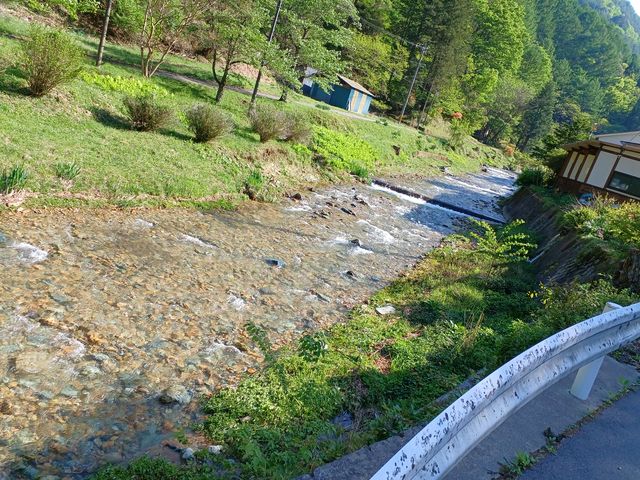 前に流れる 霊泉寺川が綺麗で印象に残った_霊泉寺温泉