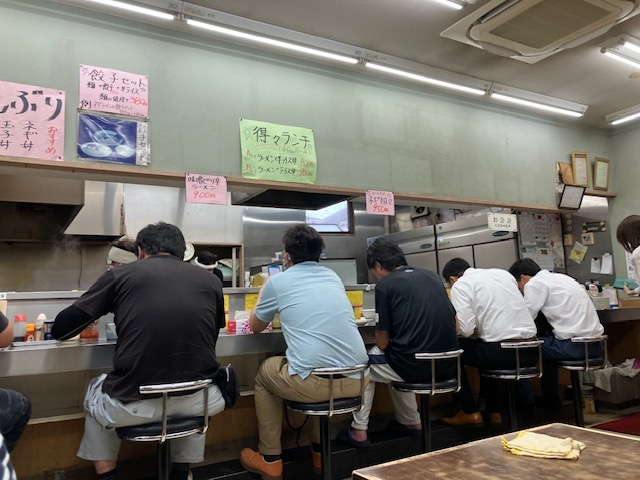 カウンター席はほぼ満席_ラーメンショップニューシャトル宮原店