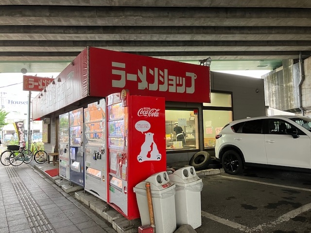 店舗はニューシャトルの線路下_ラーメンショップニューシャトル宮原店