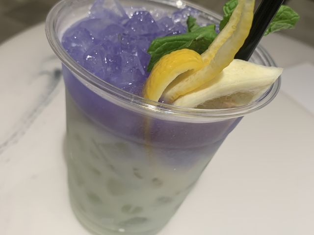 ウラヌスというドリンクを飲みました。生のレモンも添えてあって満足感が高かったです!_コニカミノルタ プラネタリア TOKYO