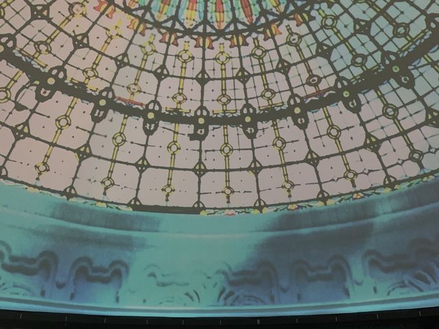 館内の雰囲気です。ドームに写された映像がスペインのカタルーニャ音楽堂のようでとても綺麗でした。_コニカミノルタ プラネタリア TOKYO