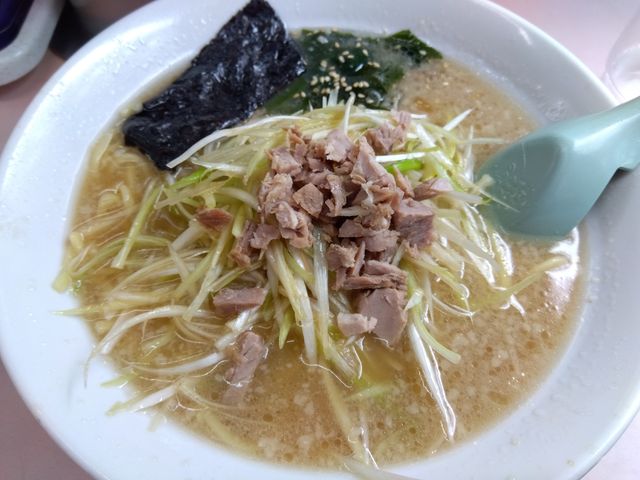 ごま油をまとったネギと刻みチャーシューがたっぷり乗ったねぎラーメン_かいざん 西船橋店