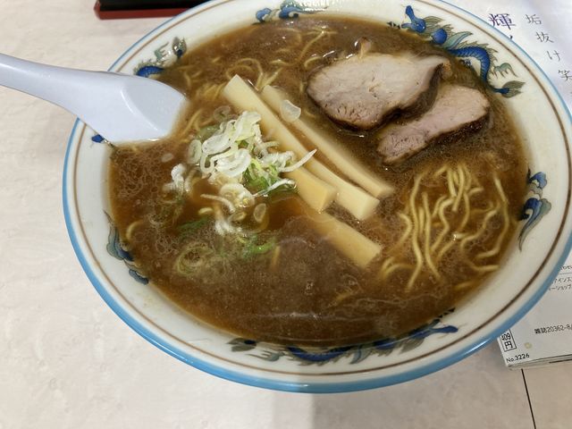 麺はのどごしのよい細めん、スープがしつこくない濃さで最後までしっかり飲み干せました!_つるや